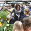 Waltraud Ulshöfer klärt die Kinder auf dem Stuttgarter Marktplatz auf frisches Gemüse auf (Foto: KD Busch)