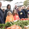 OB Fritz Kuhn mit seiner Frau Waltraud Ulshöfer auf dem Stuttgarter Marktplatz (Foto: KD Busch)
