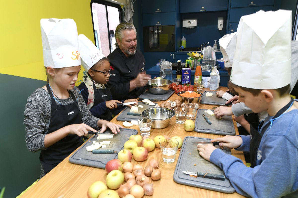 Frische Zutaten: Frank Oehler bei der Kochstunde mit seinen Schülern (Foto: KD Busch)