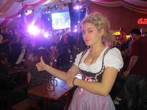 Mit Dirndl auf dem Wasen