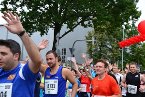 Stuttgart-Lauf: Oma bringt Moderator ins Ziel