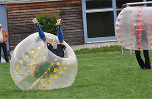Einmal über den Fußballplatz rollen