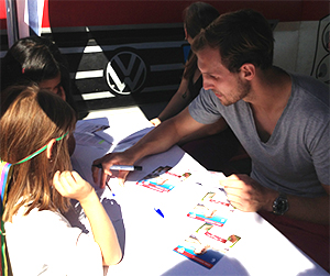 VfB-Spieler als Botschaftler im Flüchtlingsdorf Heumaden