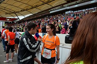 21. Stuttgart-Lauf: Jasmin joggt geschafft ins Ziel