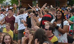WM-Report: Stuttgarter Fans feiern 1:0-Sieg gegen Frankreich