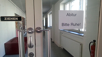 Schild mit der Aufschrift: Bitte Ruhe, Abitur. Foto: STUGGI.TV