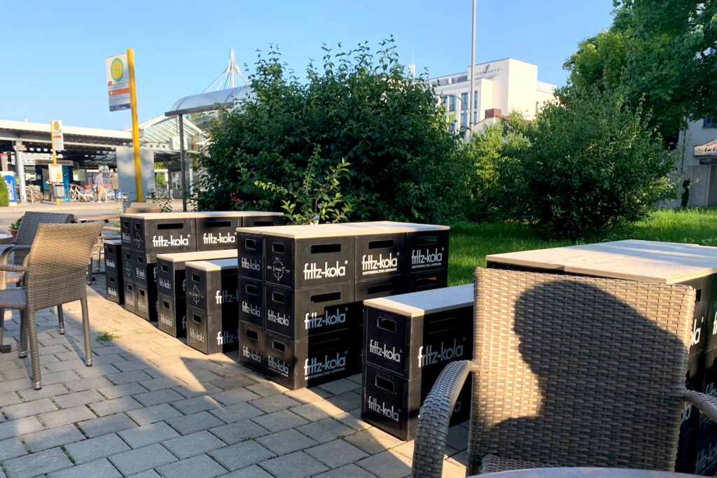 Die Location: Von der Terrasse blickt man direkt auf den Bahnhof. (Foto: STUGGI.TV)