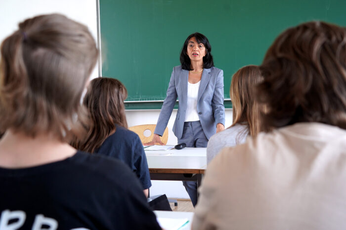Klassenzimmer statt Landtag: Muhterem Aras stellt sich Schüler-Fragen an der Waldorfschule Kräherwald