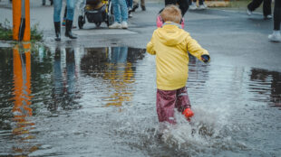 Die Pfützen auf dem Gelände luden so manchen Besucher zum Plantschen ein. (Foto: STUGGI.TV)