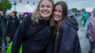 Gute Laune im Herzen beim regnerischen Kesselfestival (Foto: STUGGI.TV)
