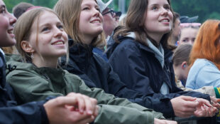 Das Publikum war trotz Regen voll mit am Start. (Foto: STUGGI.TV)