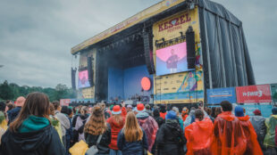 Bunte Regencapes überall: Die Besucher des Kesselfestival trotzten dem Regen in Stuttgart (Foto: STUGGI.TV).
