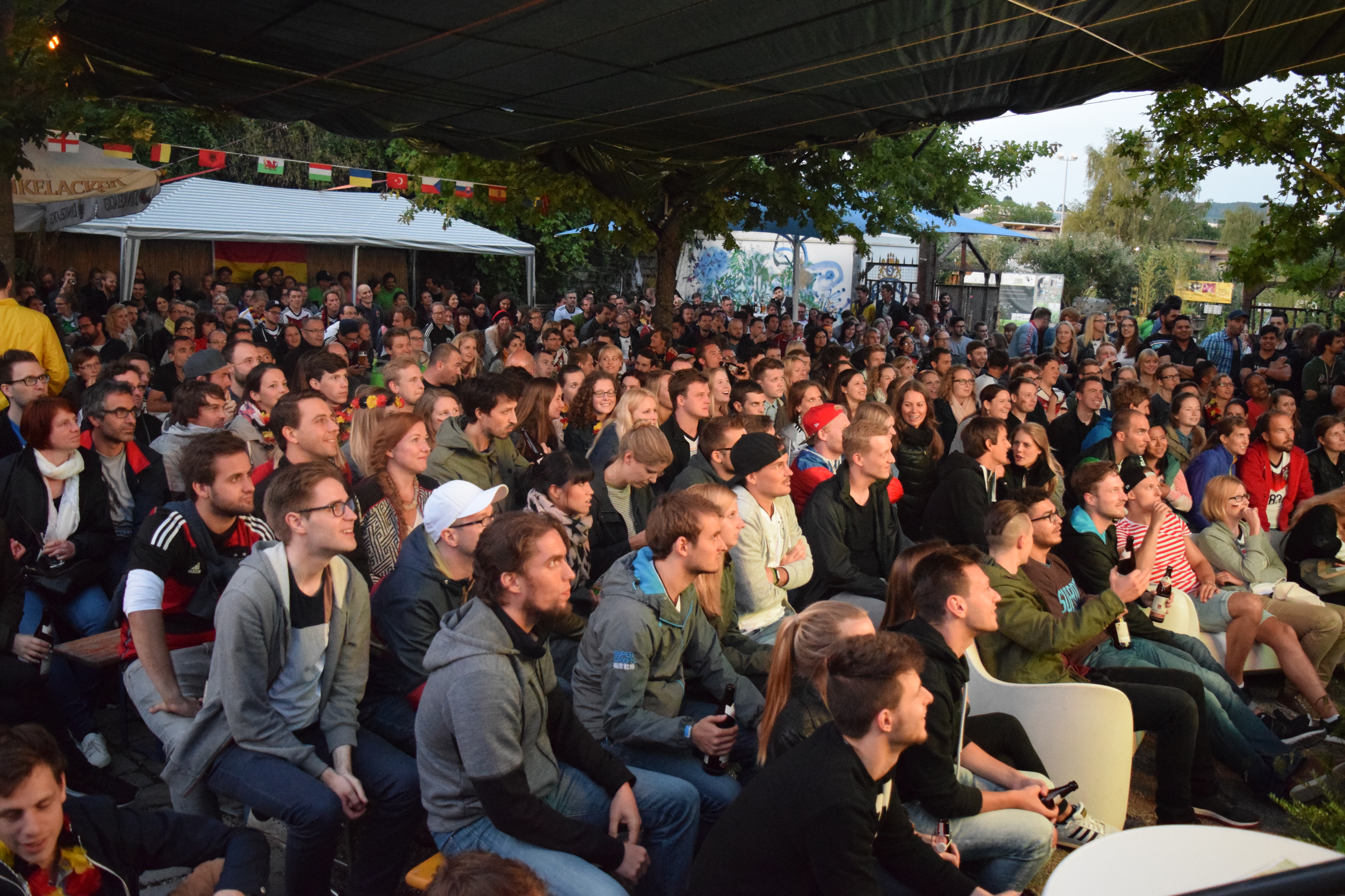 Fans feiern deutschen Sieg gegen Italien beim Public Viewing auf der Kulturinsel. (Fotoquelle: STUGGI.TV)