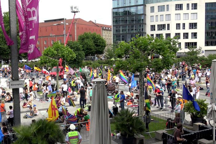 Tausende Teilnehmer bei Demo gegen Corona-Regeln am Börsenplatz