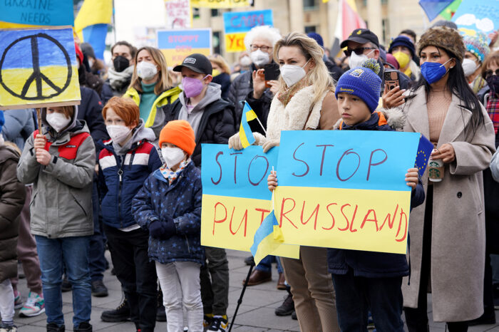 Fotogalerie: Hunderte Menschen bei Ukraine-Demo auf dem Schlossplatz
