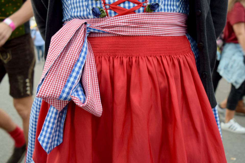 Cannstatter Wasen: Wie trage ich die Dirndl-Schleife? (Foto: STUGGI.TV)