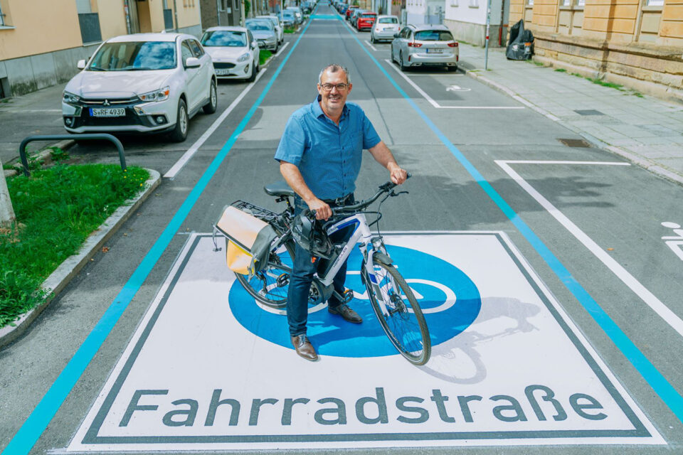 Jürgen Mutz stellte die Fahrradstraße vor Ort vor (Foto: Thomas Niedermüller/LHS)