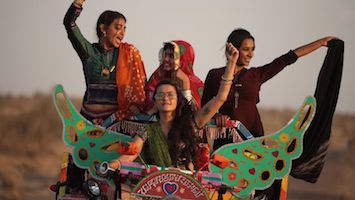 Nicht nur bunte Farben: Indisches Filmfestival macht auf Missstände aufmerksam