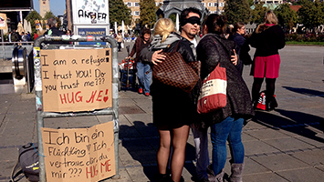 Flüchtlinge verteilen Free Hugs auf der Königstraße
