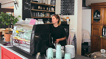 Einen Kaffee bei Stuttgarts jüngster Café-Besitzerin im "Silberknie"
