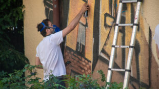 Das eher unscheinbare Gebäude soll sich nach denWünschen des Betreibers "Stuttgart Netze" zu einem "bunten Hingucker" entwickeln.