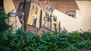 Noch ist das Graffiti am Ostendplatz nicht fertiggestellt.