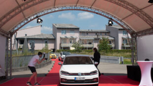 Auf dem roten Teppich werden die Zeugnisse vom Dekan höchstpersönlich überreicht.