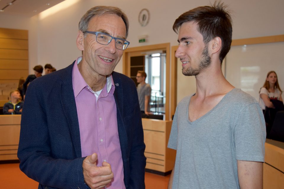 Der Jugendrat Stuttgart diskutiert die Sicherheitslage der Stadt. Hier im Bild: Sprecher Semir Duman und Bürgermeister Werner Wölfle (Grüne). (Foto: STUGGI.TV)