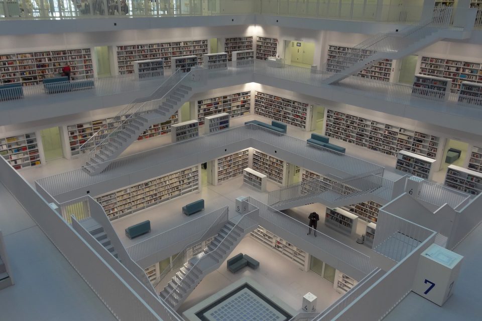 Jugendrat Stuttgart wehrt sich mit seinem Sprecher Semir Duman gegen neue Stadtbibliothek-Gebühr (Foto: STUGGI.TV)