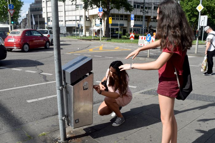 In Bad Cannstatt am Wilhelmsplatz gibt es dank dem Jugendrat bunte Mülleimer. Foto: STUGGI.TV/Muciqi