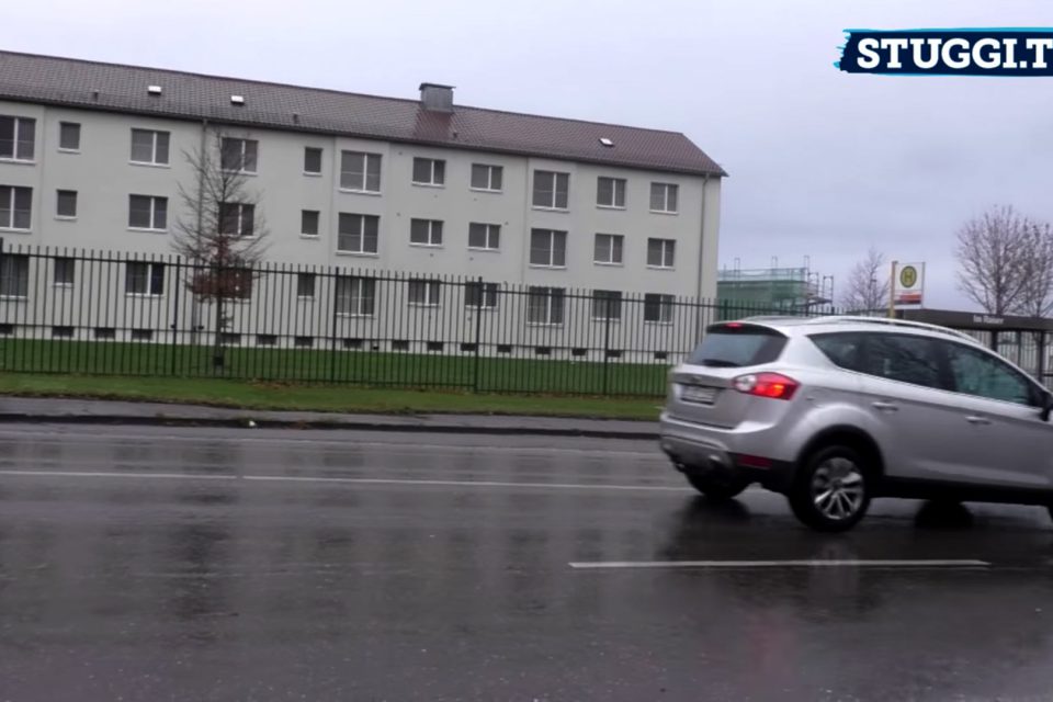 Florian aus dem Stuttgarter Jugendrat möchte die leerstehenden Gebäude auf dem Gelände der Robinson Barracks zu Flüchtlingsunterkünften machen. Foto: Goes/STUGGI.TV