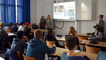 Nachwuchspolitiker machen in einer Klasse Werbung für den Stuttgarter Jugendrat - Fotoquelle: STUGGI.TV/Rau
