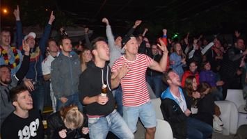 EM-Report: Fans feiern die Deutsche Mannschaft auf der Kulturinsel