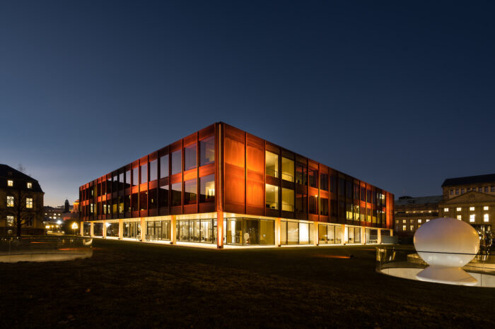 News-Update vom Donnerstag: Aktion "Nein zu Gewalt an Frauen" färbt Stuttgarter Wahrzeichen orange