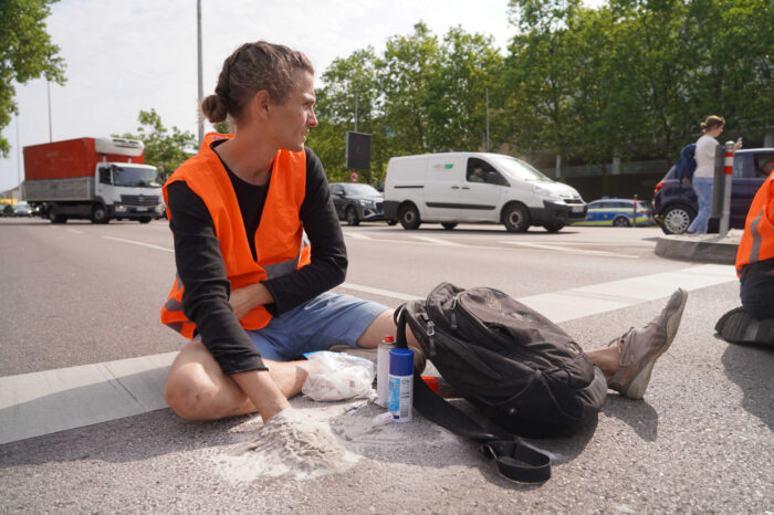 Stuttgart will Klebeaktionen der "Letzten Generation" verbieten