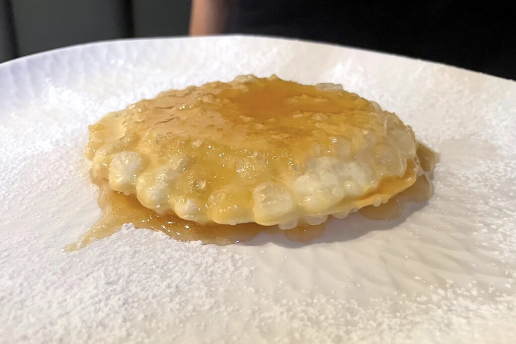 Das l'Ulivo besticht mit sardischen Spezialitäten wie dem Gebäck "Seadas". (Foto: STUGGI.TV)