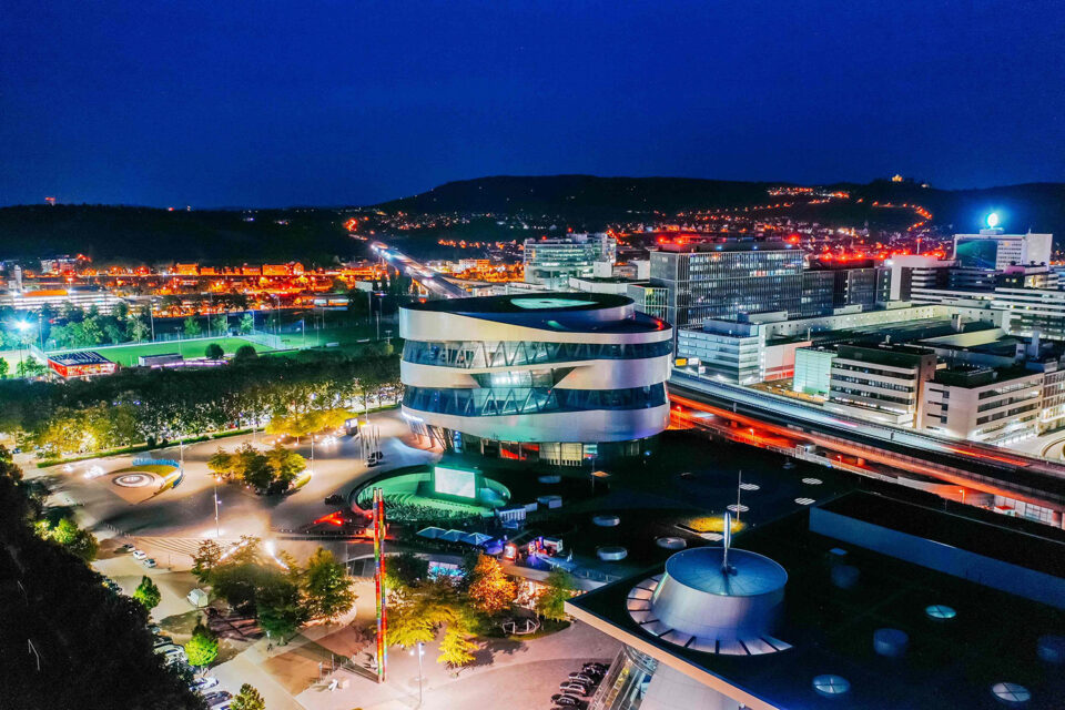 Das Open Air Kino am Mercedes-Benz-Museum (Foto: Mercedes Benz)