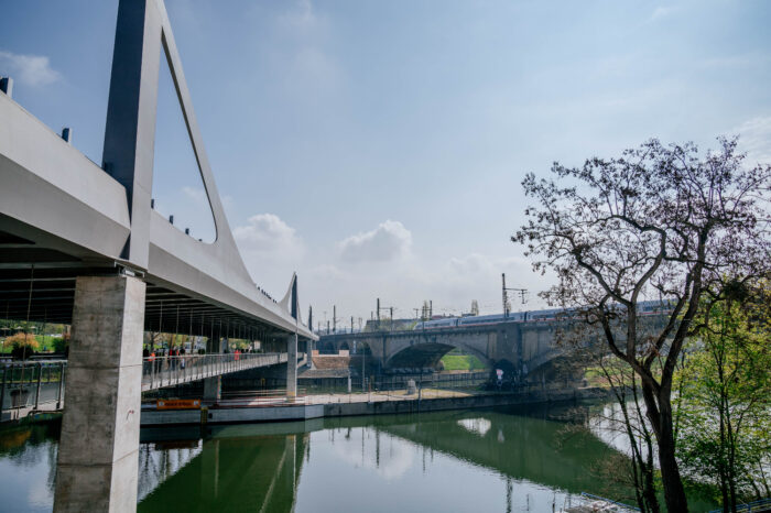 Fußgänger und Radfahrer freuen sich über freigegebenen Neckarsteg