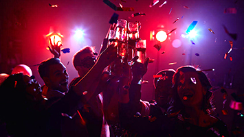 Party machen an Heiligabend: No go oder Standard? Das sagt Stuttgart zu Weihnachtspartys! (Foto: clipdealer)