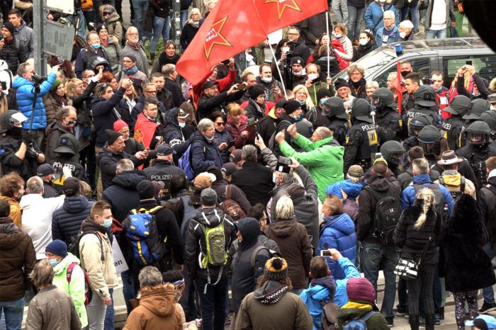 Polizei greift durch: Querdenker sorgen erneut für unschöne Szenen in der Innenstadt