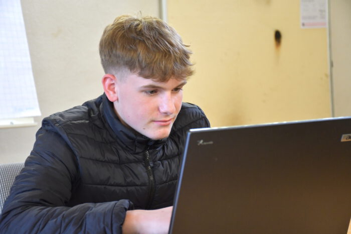 Spendenaktion: Stuttgarter Jugendliche freuen sich über Laptops, Tablets und Smartphones