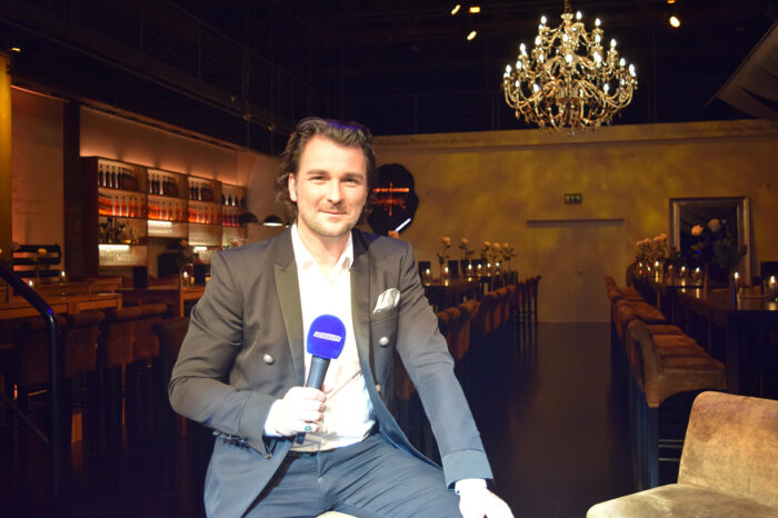 Überraschender Neuzugang: Magier Thorsten Strotmann mit Doppel-Laube auf dem Weindorf