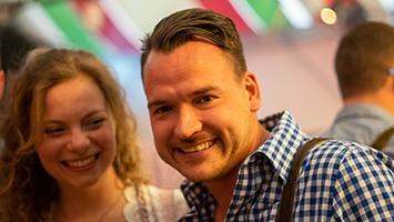 Fotostrecke: So feiern die Besucher des Stuttgarter Frühlingsfest den Wochenend-Start auf dem Cannstatter Wasen (Foto: STUGGI.TV)