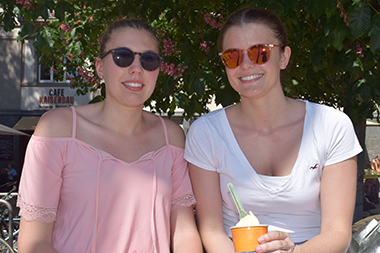 Lisa und Lena auf dem Marienplatz, Foto: STUGGI.TV/grimmer