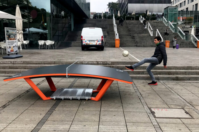 Sport beim Shopping: Neue Teqball-Tische auf dem Schlossplatz