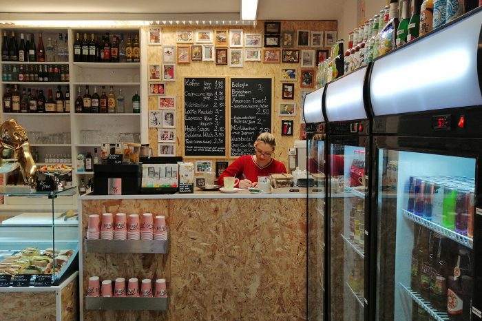 Das hippe Kiosk-Café "Theos" in der Nordbahnhofstraße