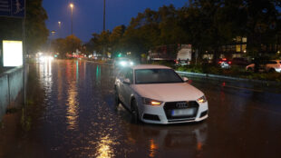 Umgestürzte Bäume und umherfliegende Äste waren eine Gefahr für Fußgänger und Autofahrer.