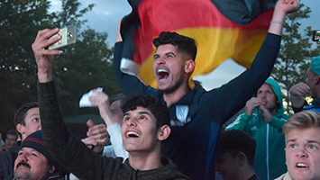 Public Viewing: Deutschland-Fans feiern Last-Minute-Sieg gegen Schweden