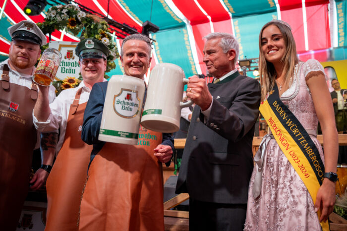 4 Schläge beim Fassanstich: Der Cannstatter Wasen 2023 ist eröffnet