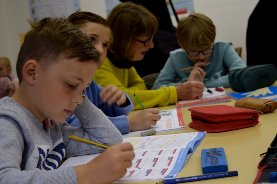 Gemeinsam mit Bildungspaten lernen die Schaustellerkinder in der Wasenschule beim Cannstatter Frühlingsfest. Foto: STUGGI.TV/Goes